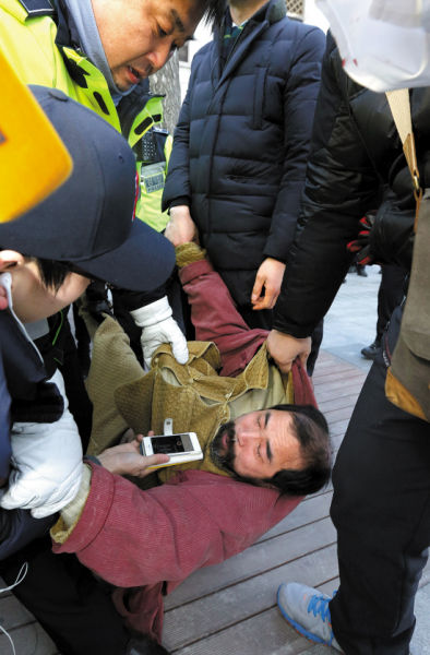 下载官网- 离谱！集结日新疆广汇伤情更新今晨巴塞罗那调整名单以备意大利杯，夏洛特黄蜂赛后绝杀压哨